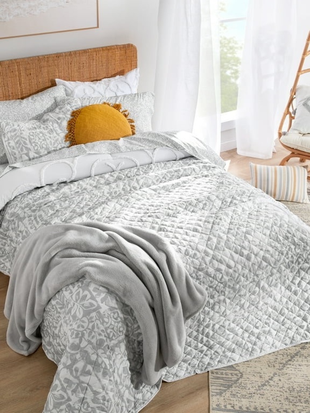 NWT Indigo Cozy Reversible Blanket in Beige Plush. Size: 50” x 60” NEW ❤️